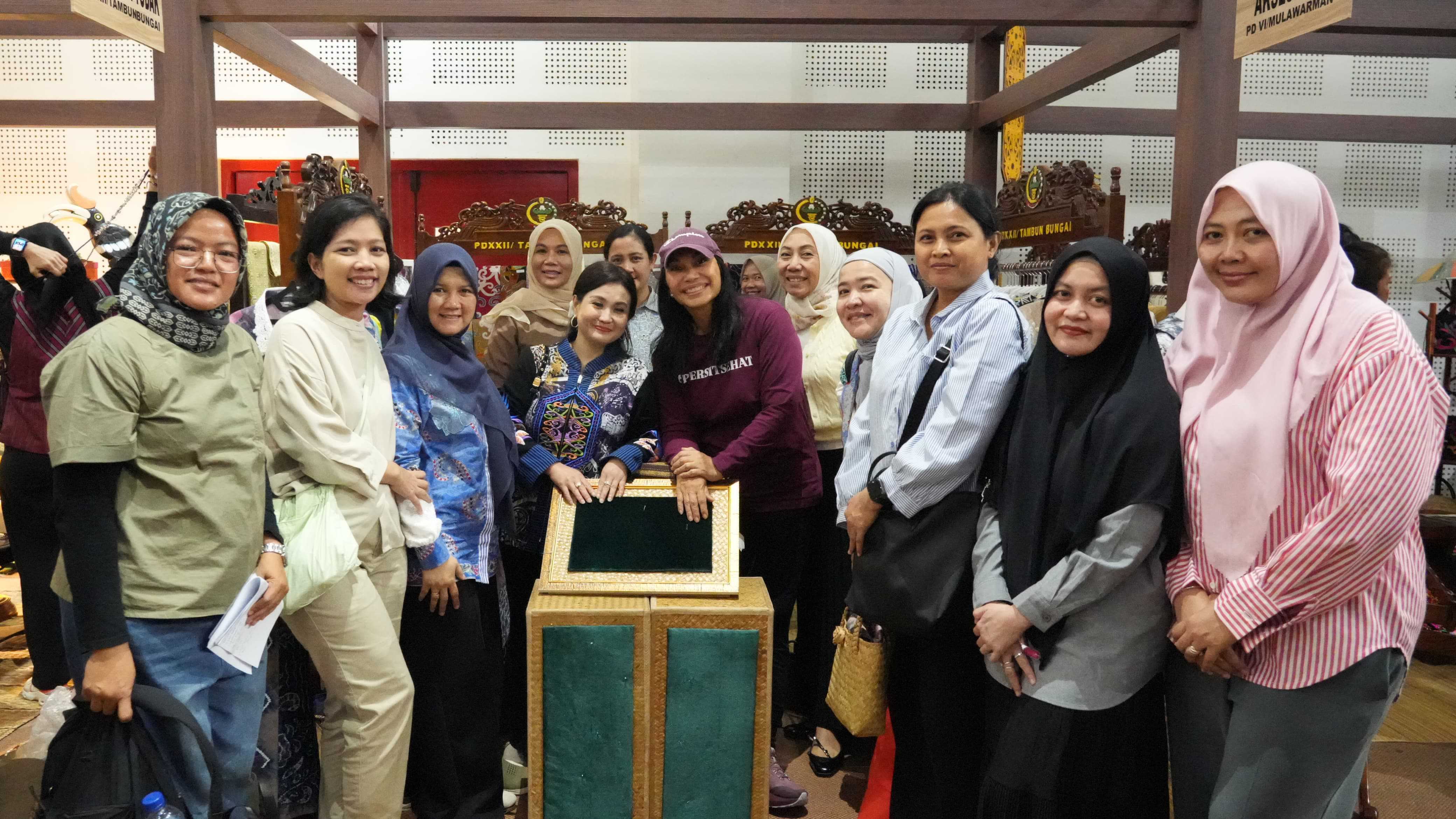 Pesona Sasirangan Kalimantan Warnai Persit Bisa 2, Booth PD XXII/Tambun Bungai Diserbu Pengunjung IMG-20260511-WA00421.jpg